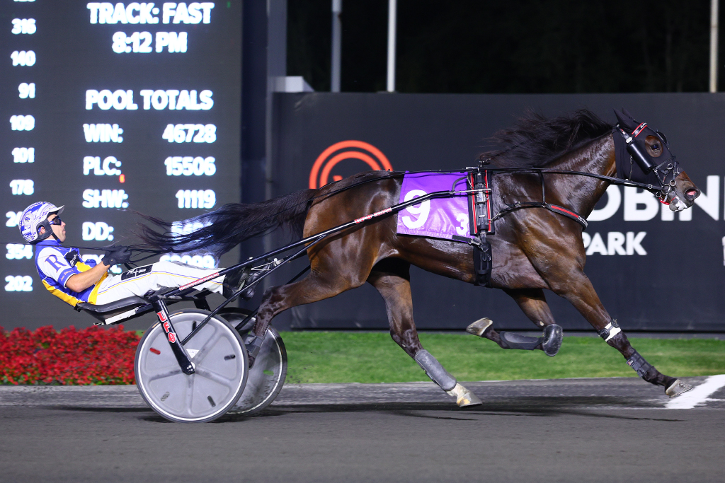 Drawn Impression and driver Louis-Philippe Roy winning the Simcoe for 3-year-old fillies on August 31, 2024 (New Image Media)