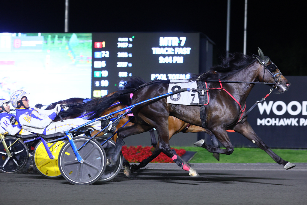 Monalishi and James MacDonald winning the Peaceful Way. (New Image Media)